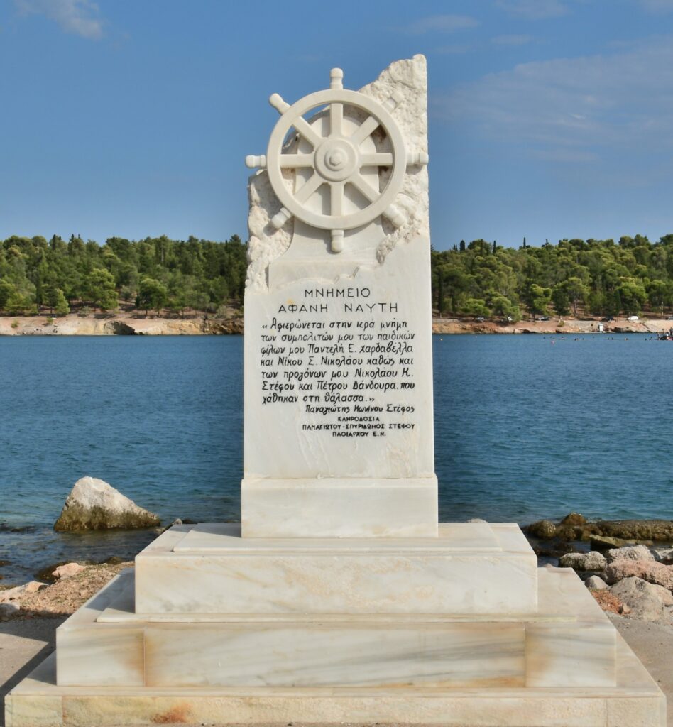 Το Μνημείο του Αφανούς Ναύτη στο λιμάνι του Γαλαξιδίου