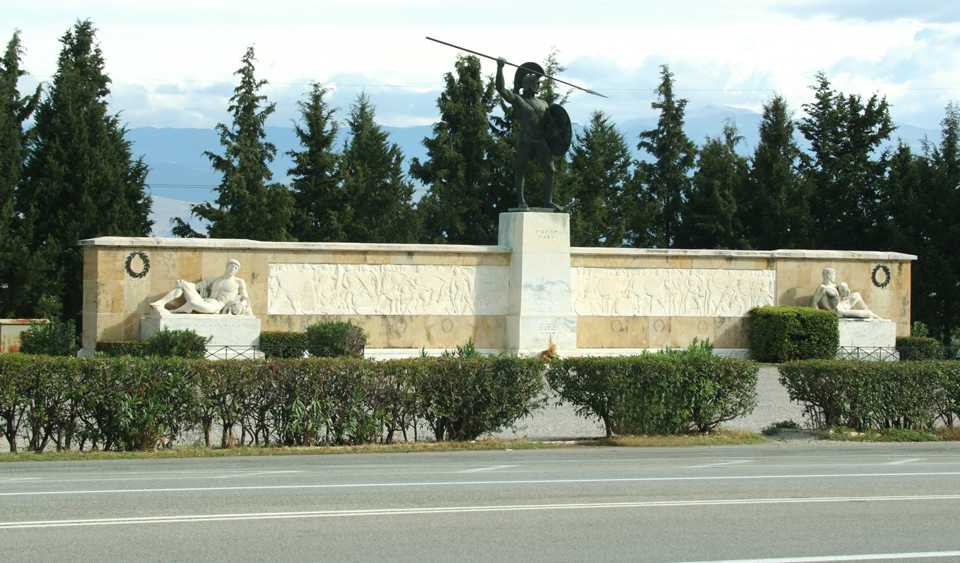 Το μνημείο του Λεωνίδα έξω από τις ιστορικές Θερμοπύλες