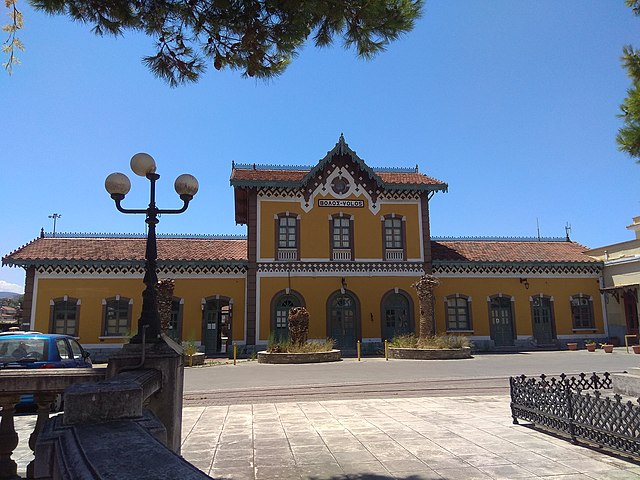 Ο πολύχρωμος και ιστορικός Σιδηροδρομικός Σταθμός Βόλου