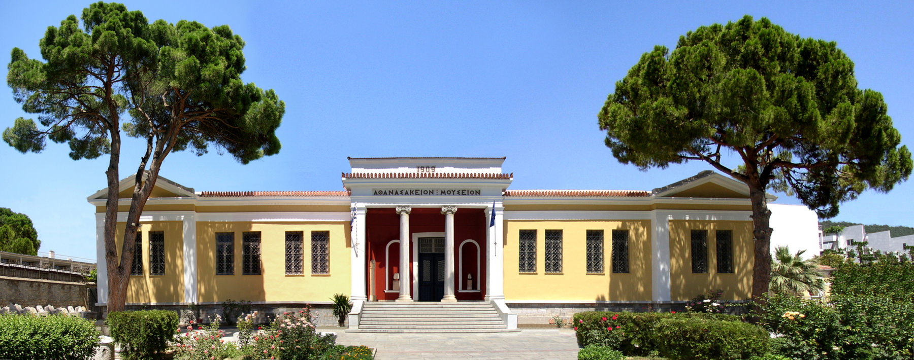 Το εξωτερικό του Αθανασάκειου Αρχαιολογικού Μουσείου