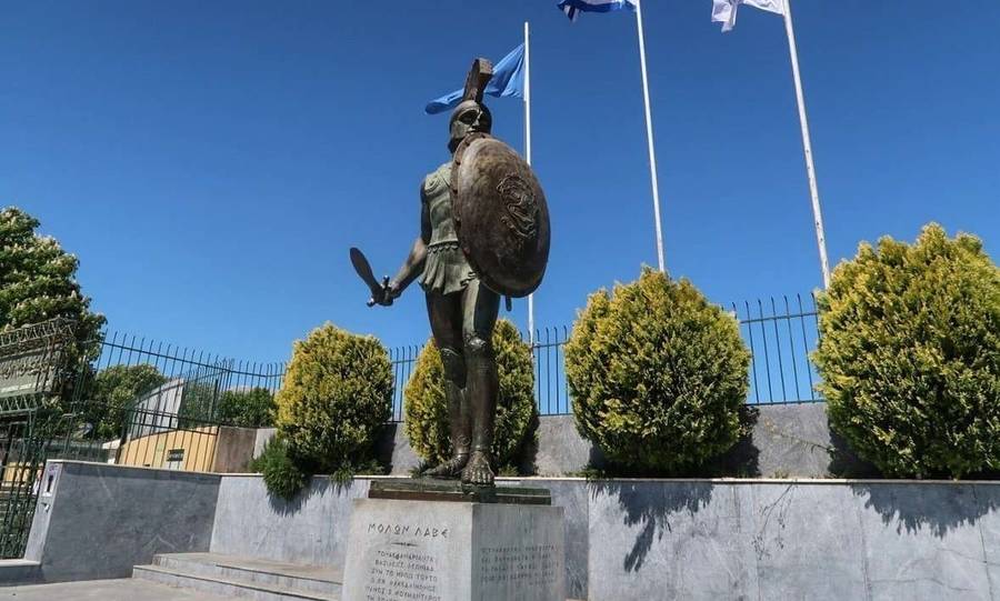 Ο επιβλητικός Αδριάντας του σπουδαίου Λεωνίδα