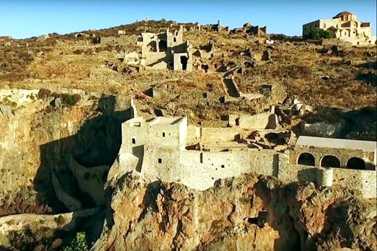 Η κορυφή του Βράχου: Το Κάστρο και το Ιερό