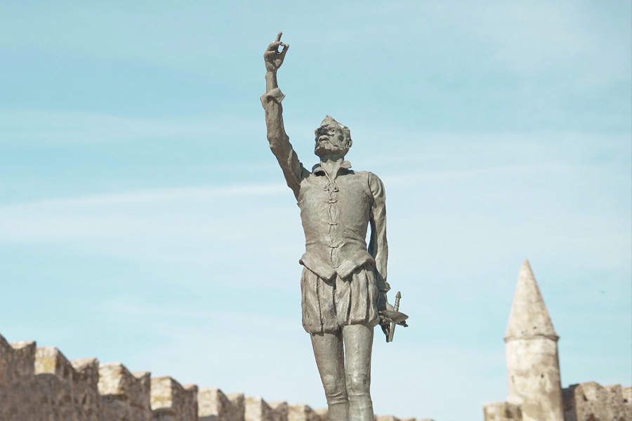 Το Αγάλμα του σπουδαίου Ισπανού λογοτέχνη Μιγκέλ ντε Θερβάντες