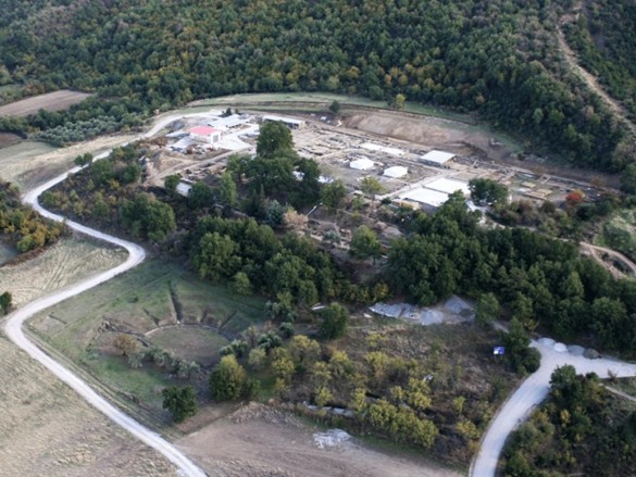 Αεροφωτογραφία από τον Αρχαιολογικό Χώρο και το Αρχαίο Θέατρο των Αιγών