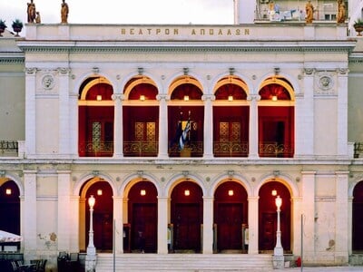 Η εξωτερική όψη του Δημοτικού Θεάτρου Πάτρας «Απόλλων»