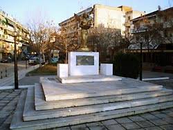 Το μνημείο Ηρώων κεντρικά της Αλεξάνδρειας