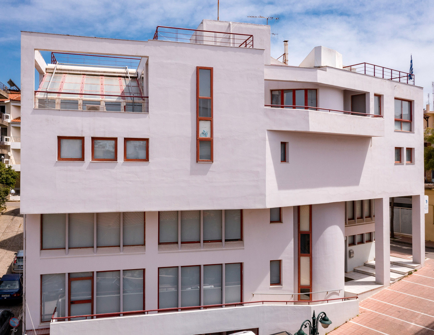 Το εξωτερικό της Κεντρικής Βιβλιοθήκης Πύργου