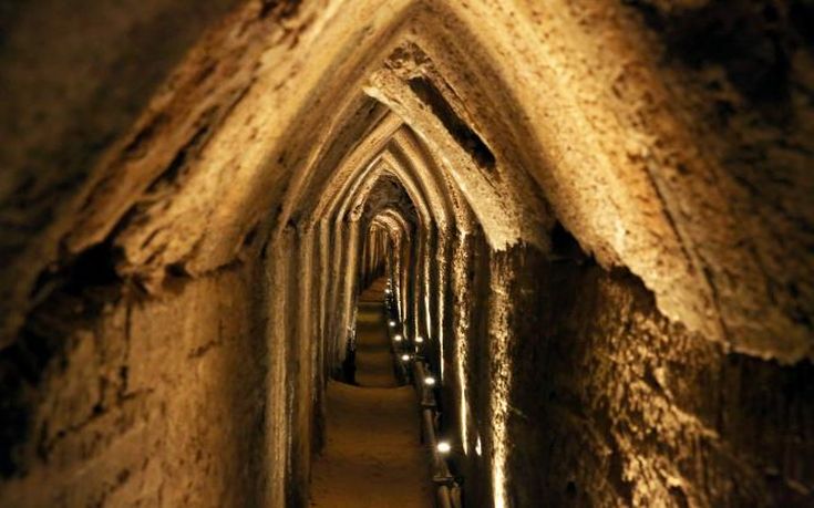Το εσωτερικό από το Ευπαλίνειο Όρυγμα, ένα θαύμα αρχαίας προέλευσης