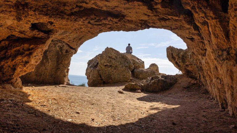 Η Σπηλιά του Κύκλωπα: Ηρεμία με Θέα στο Αιγαίο