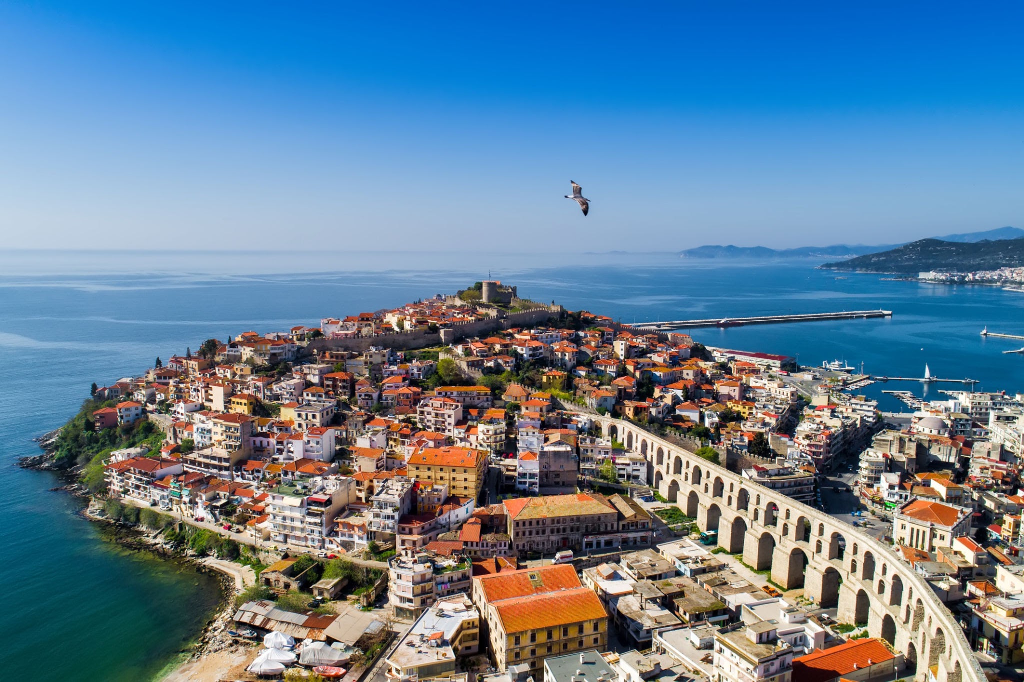 Με φόντο τις Καμάρες της Καβάλας