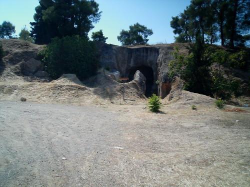 Οι μνημειώδης θαλαμωτοί μυκηναϊκοί τάφοι των Καστελλίων, εντός ιστού της Θήβας