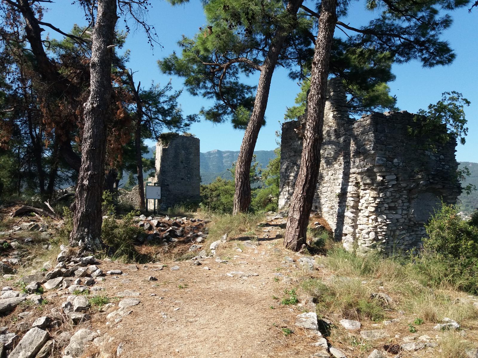 Ερείπια από την Ακρόπολη της Θάσου