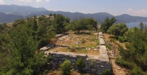 Ο Ναός της Αθηνάς της Θάσου με θέα τη φύση