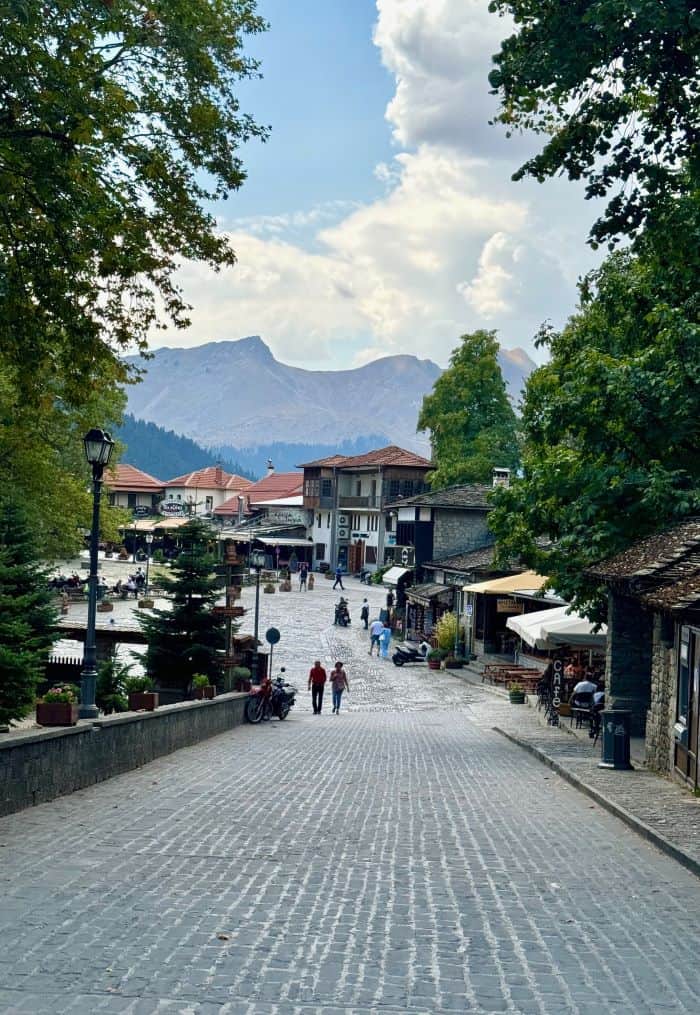 Διαδρομή με φόντο την Κεντρική Πλατεία Μετσόβου