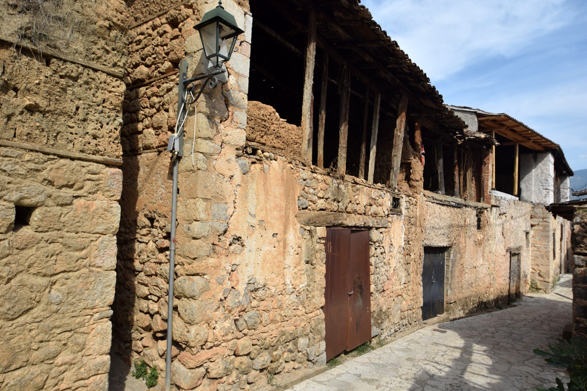 Κτίσματα στην ιστορική συνοικία της Χάρμαινας