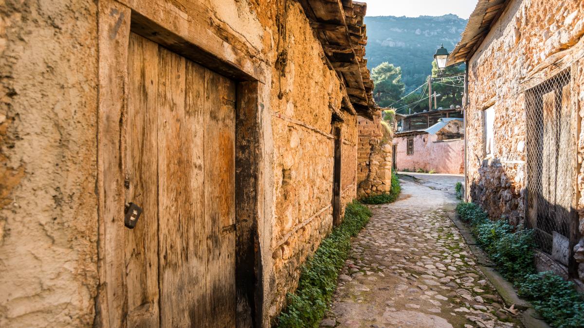 Στιγμιότυπο από την παραδοσιακή συνοικία της Χάρμαινας