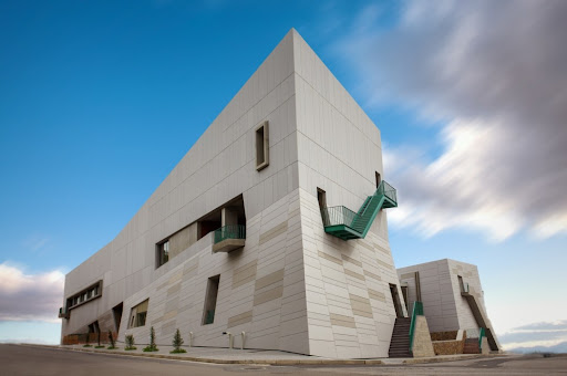 Εξωτερική όψη της σύγχρονης Δημοτικής Βιβλιοθήκης Κοζάνης