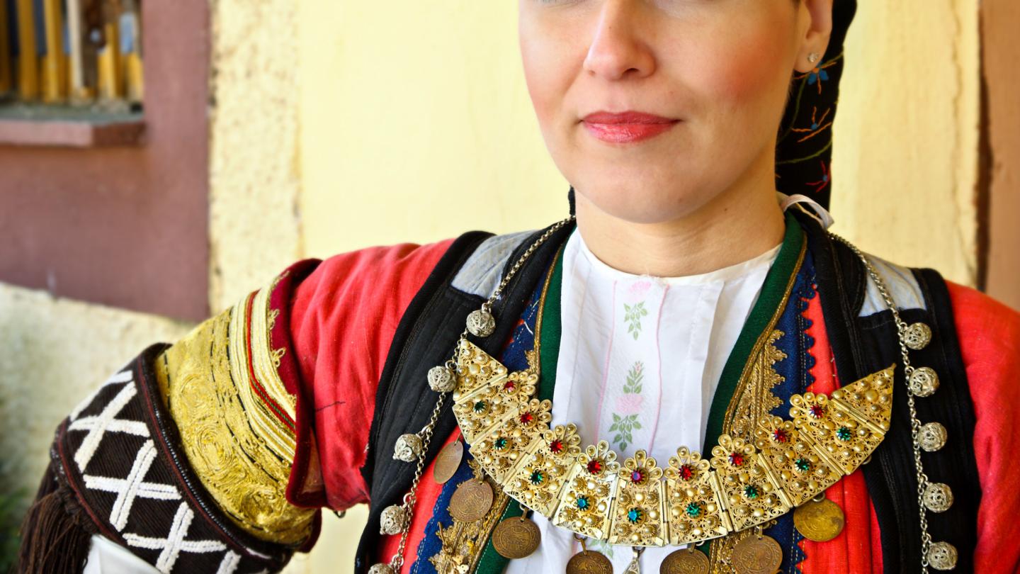 Εικόνα της παραδοσιακής φορεσιάς μίας Καραγκούνας