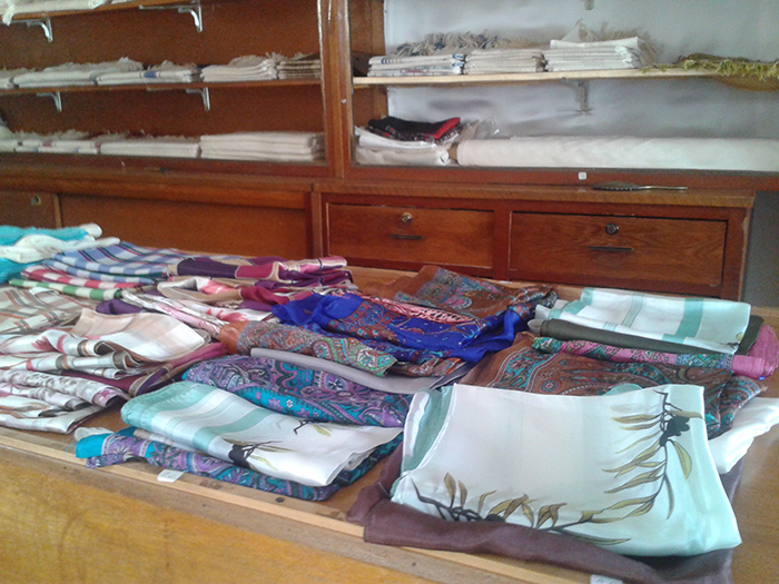 Δείγματα από τα περίφημα μεταξωτά μαντήλια Καλαμάτας