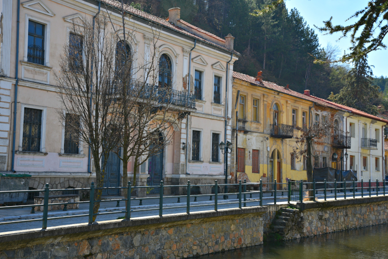 Μερικά επιβλητικά παραδοσιακά αρχοντικά, πλησίον του Σακουλέβα