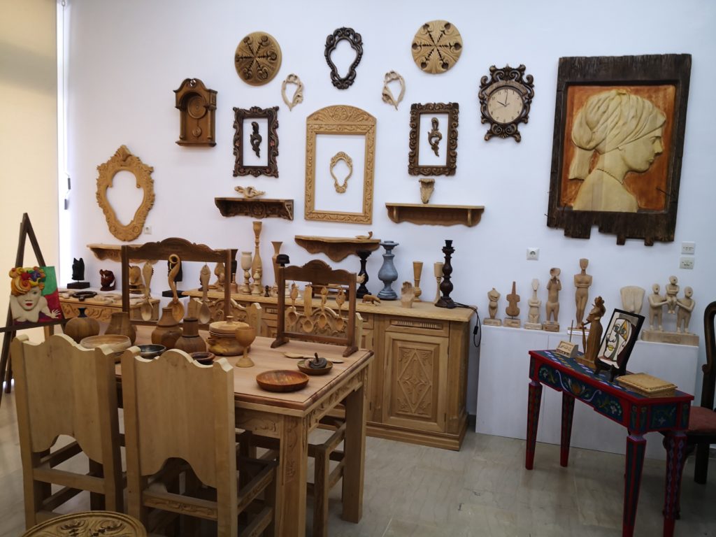 Παραδοσιακά δημιουργήματα από την Ξυλογλυπτική Σχολή Καλαμπάκας