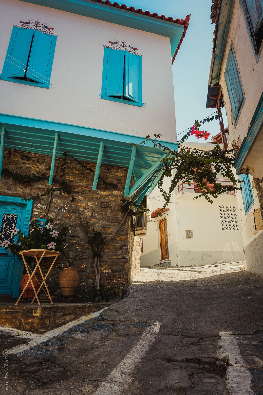 Σοκάκι σε παραδοσιακή συνοικία στο Άνω Βαθύ