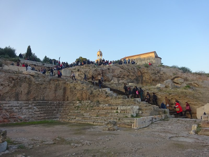 Η πορεία γυναικών προς την εκκλησία της Παναγίας Μεσοσπορίτισσας
