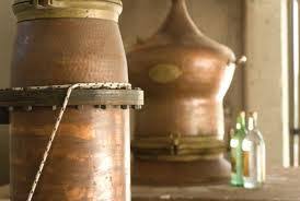 Η παραδοσιακή απόσταξη του τοπικού ηδύποτου της Σάμου, της Σούμα