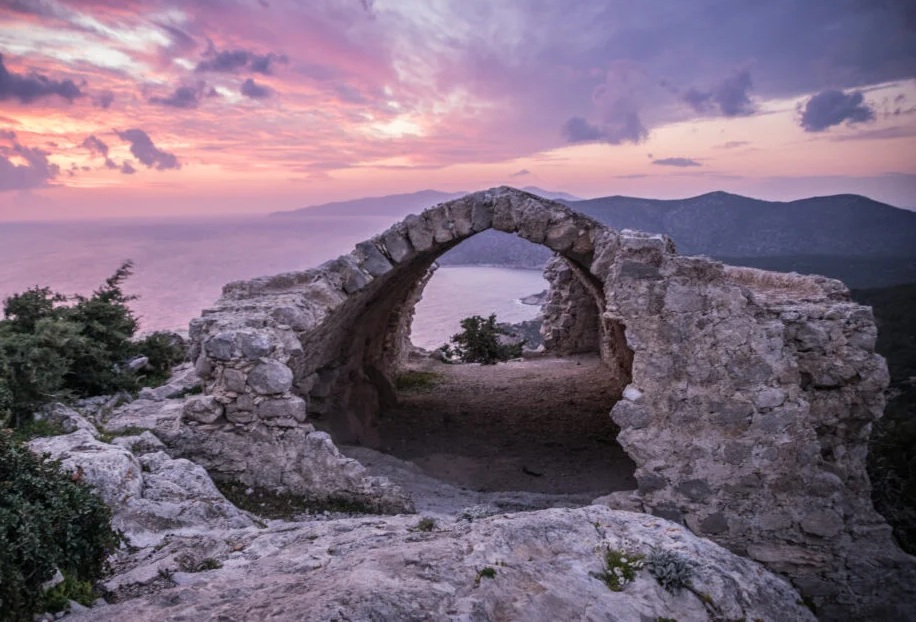 Η θέα του Αιγαίου μέσα από το Μεσαιωνικό Κάστρο Μονολίθου