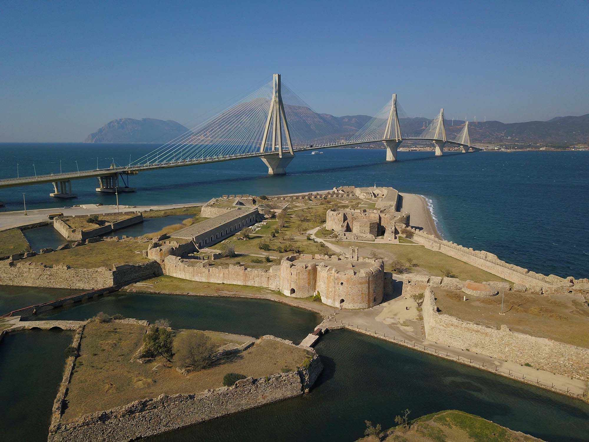 Το Κάστρο του Ρίο με φόντο τη εντυπωσιακή Γέφυρα Ρίου-Αντιρρίου