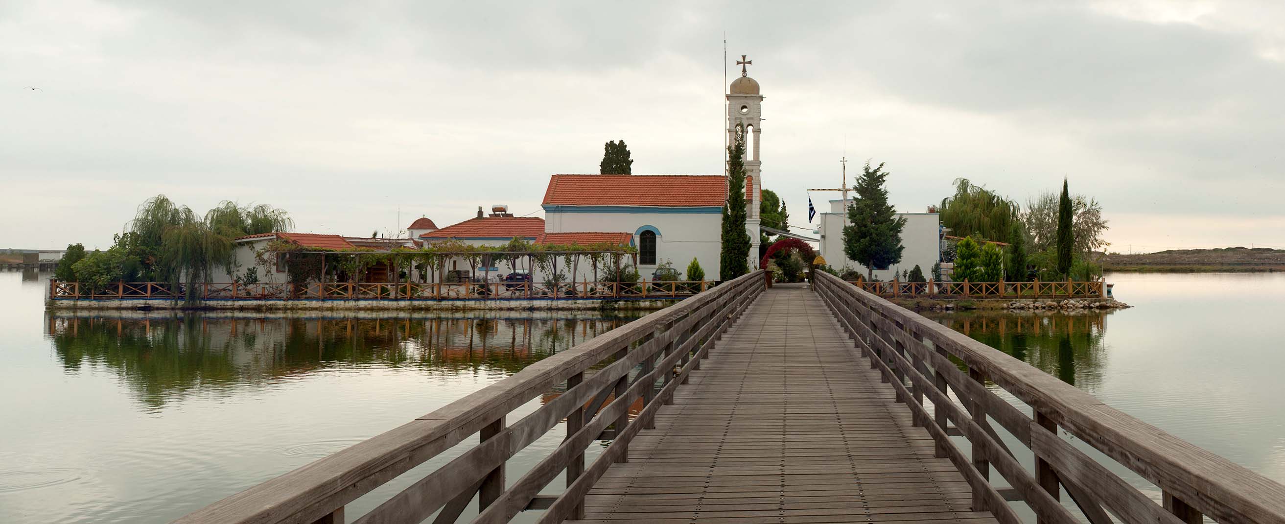 Το «πλωτό» μοναστήρι του Αγίου Νικολάου πάνω από τη λίμνη Βιστωνίδα