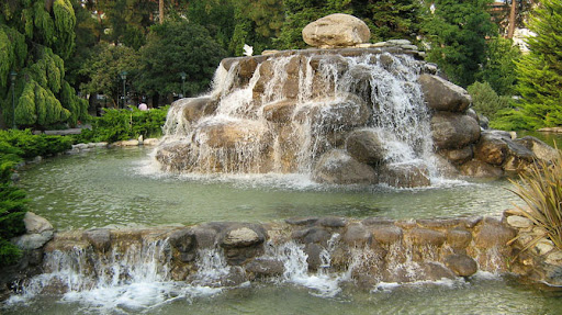 Το Δημοτικό Πάρκο Κατερίνης μέσα από το πέτρινο συντριβάνι του