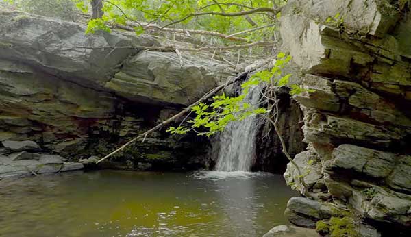 Καταρράκτης στο Φαράγγι Σκεπασμένου