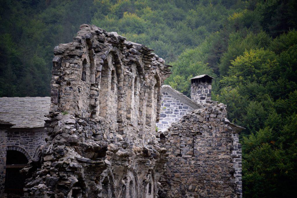 (Παλαιά) Μονή Αγίου Διονυσίου: Ένα ιερό τοπίο μέσα στη φύση