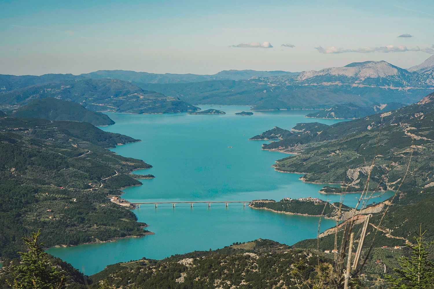 Η Τεχνητή Λίμνη Κρεμαστών από την πλευρά της Ευρυτανίας