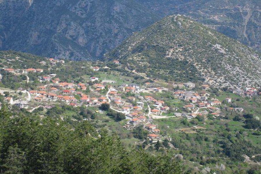 Εικόνα με θέα το Αμπελοχώρι και τις πλαγιές των Τζουμέρκων