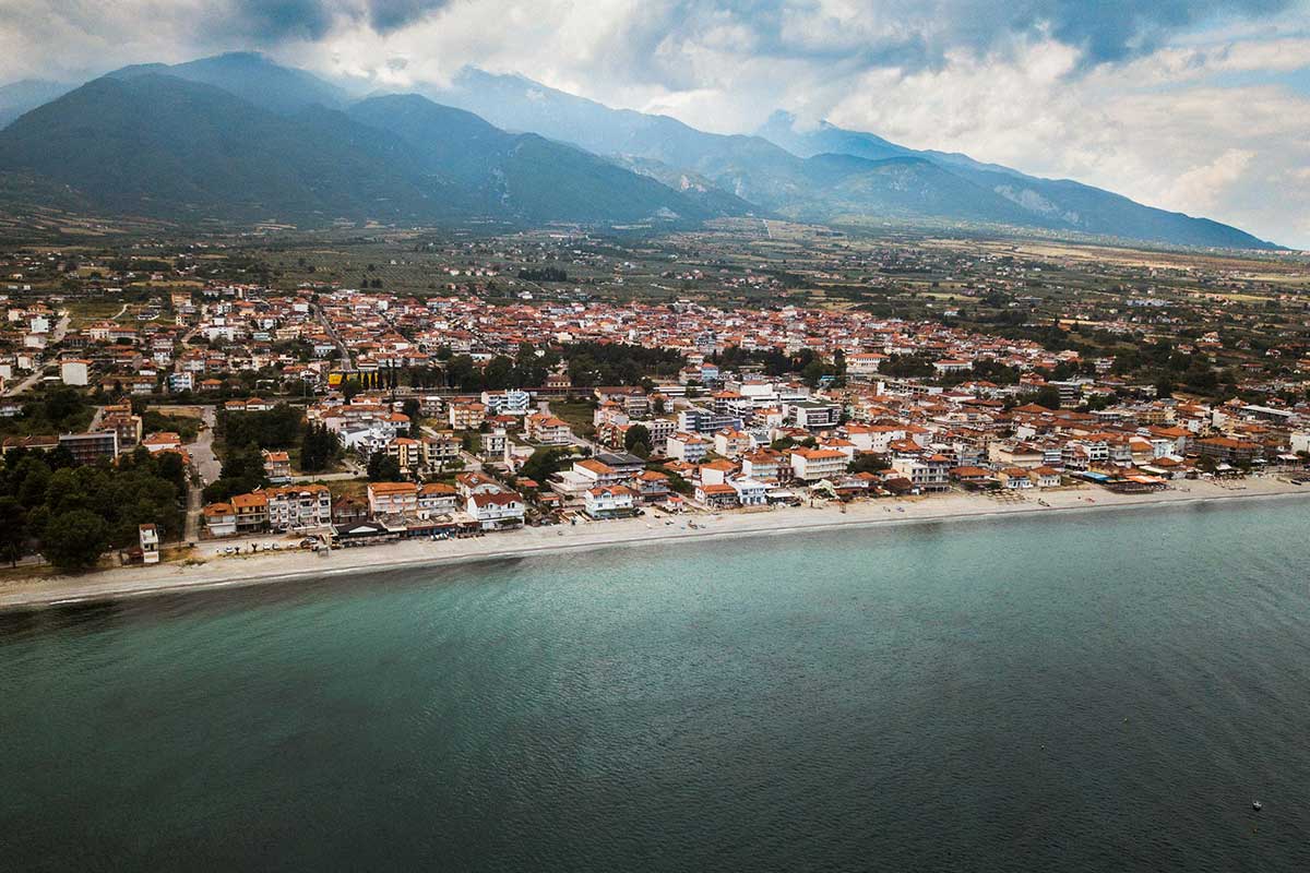 Η παραθαλάσσια Λεπτοκαρύα μπροστά από τον συννεφιασμένο Όλυμπο