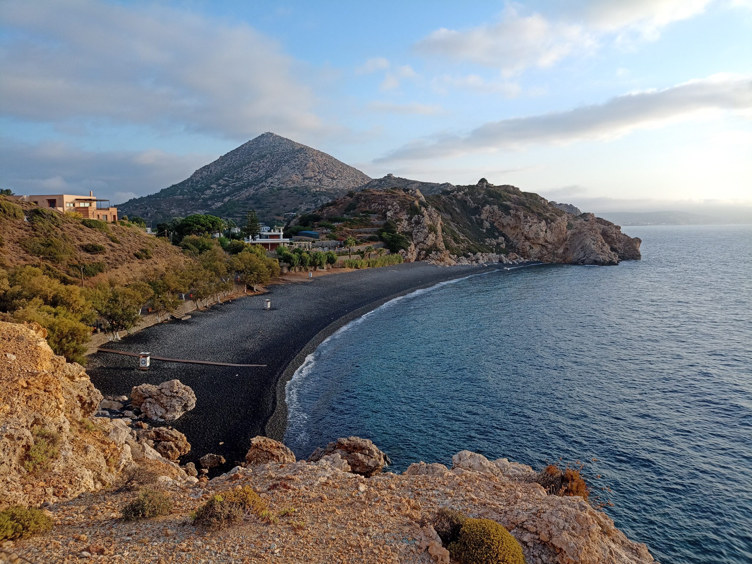 Η ξεχωριστή και δημοφιλής παραλία της Χίου, τα Μαύρα Βόλια