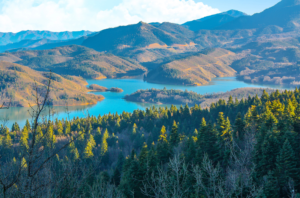 Το μαγευτικό φυσικό τοπίο γύρω από τη λίμνη Πλαστήρα