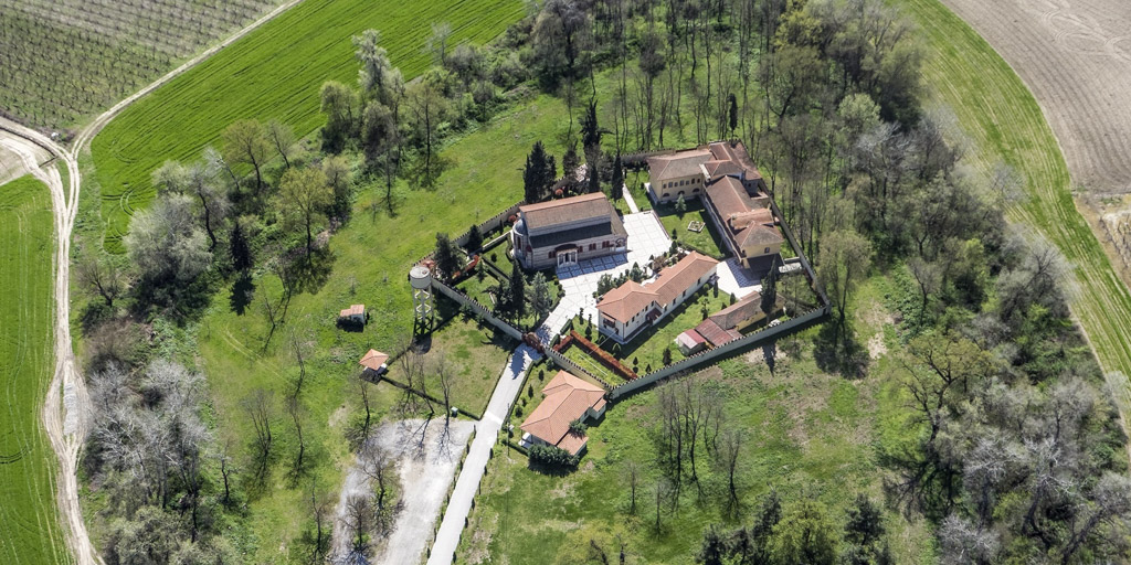 Το επιβλητικό μοναστήρι της Αγίας Κυριακής στο Λουτρό Αλεξάνδρειας