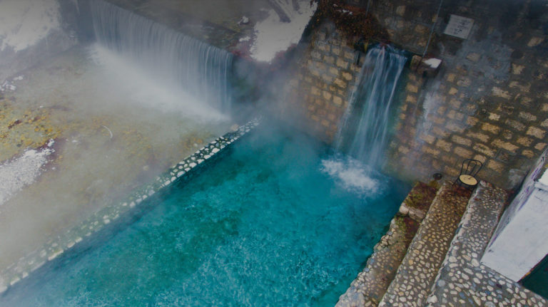Τα καυτά νερά των ιαματικών λουτρών Πόζαρ