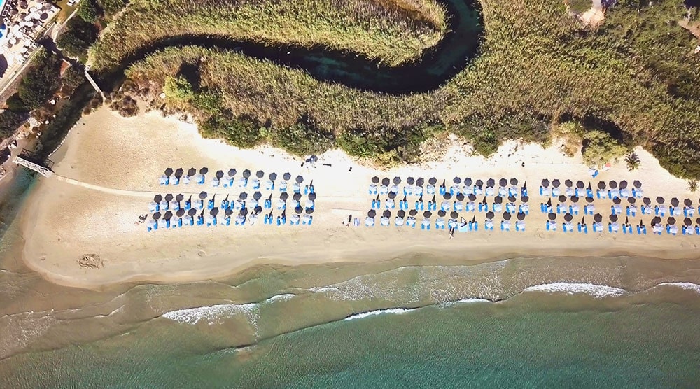 Η πολύσυχναστη παραλία Αλμυρού, σε κοντινή απόσταση του Αγίου Νικολάου
