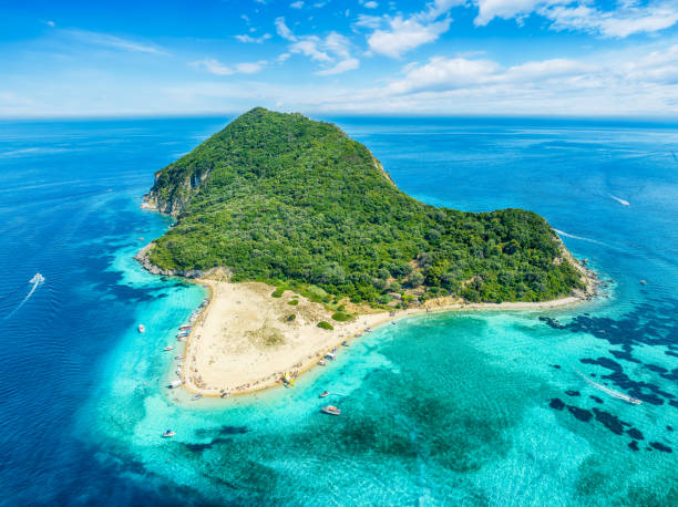 Μαραθονήσι, ένα απομονωμένο καταγάλανο νησάκι