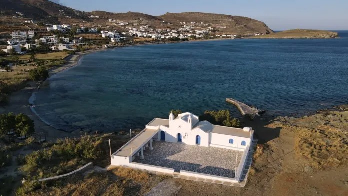 Πανοραμική άποψη της Παραλιακής του Αγίου Σώστη με φόντο το εκκλησάκι