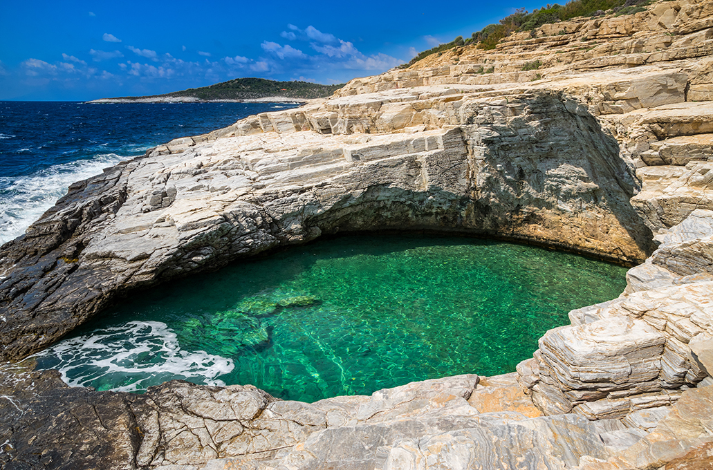 Το «δάκρυ της Αφροδίτης», η σμαραγδένια Γκιόλα της Θάσου
