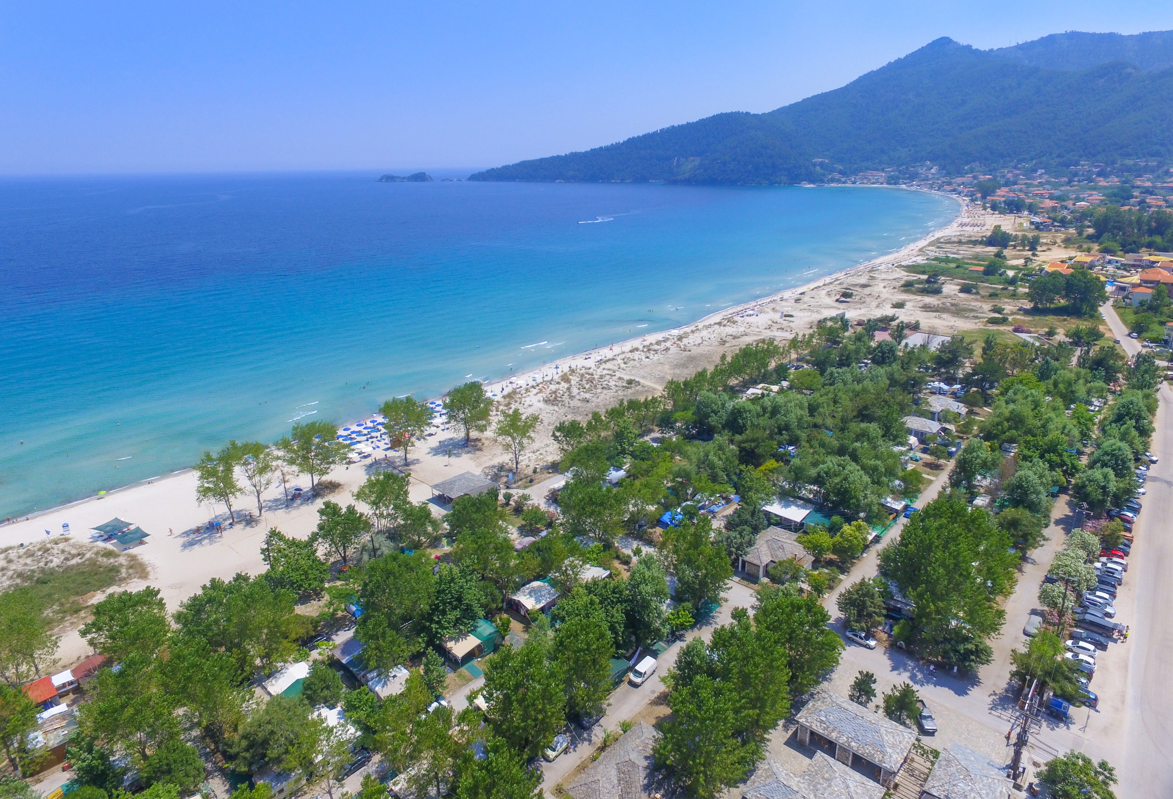 Η δημοφιλής καταγαλάνη παραλία Χρυσή Αμμουδιά