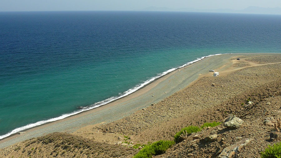 Η ηφαιστειογενής προέλευσης και απόμακρη Παραλία Κήπων