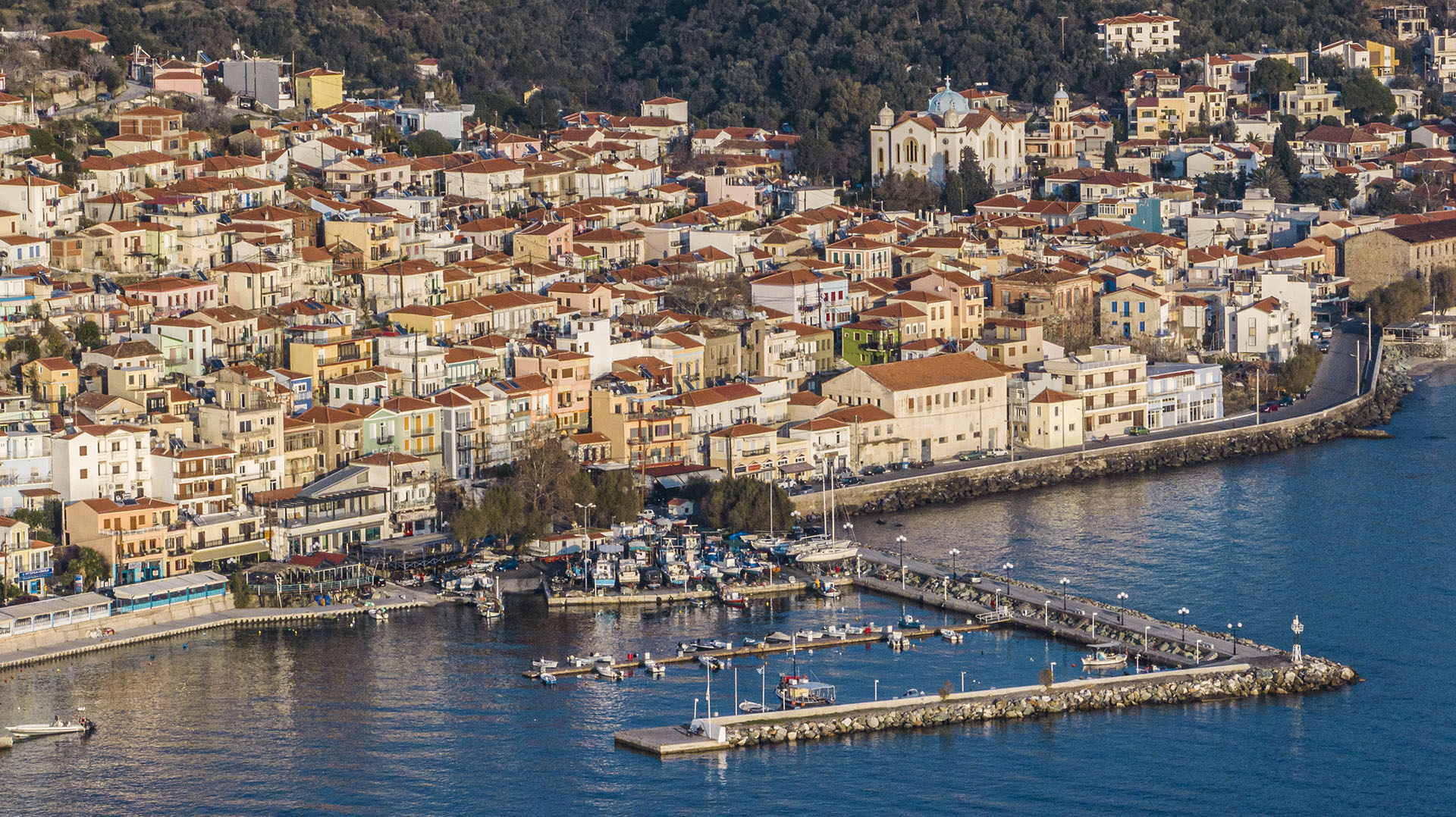 Το γραφικό Πλωμάρι και το λιμανάκι του