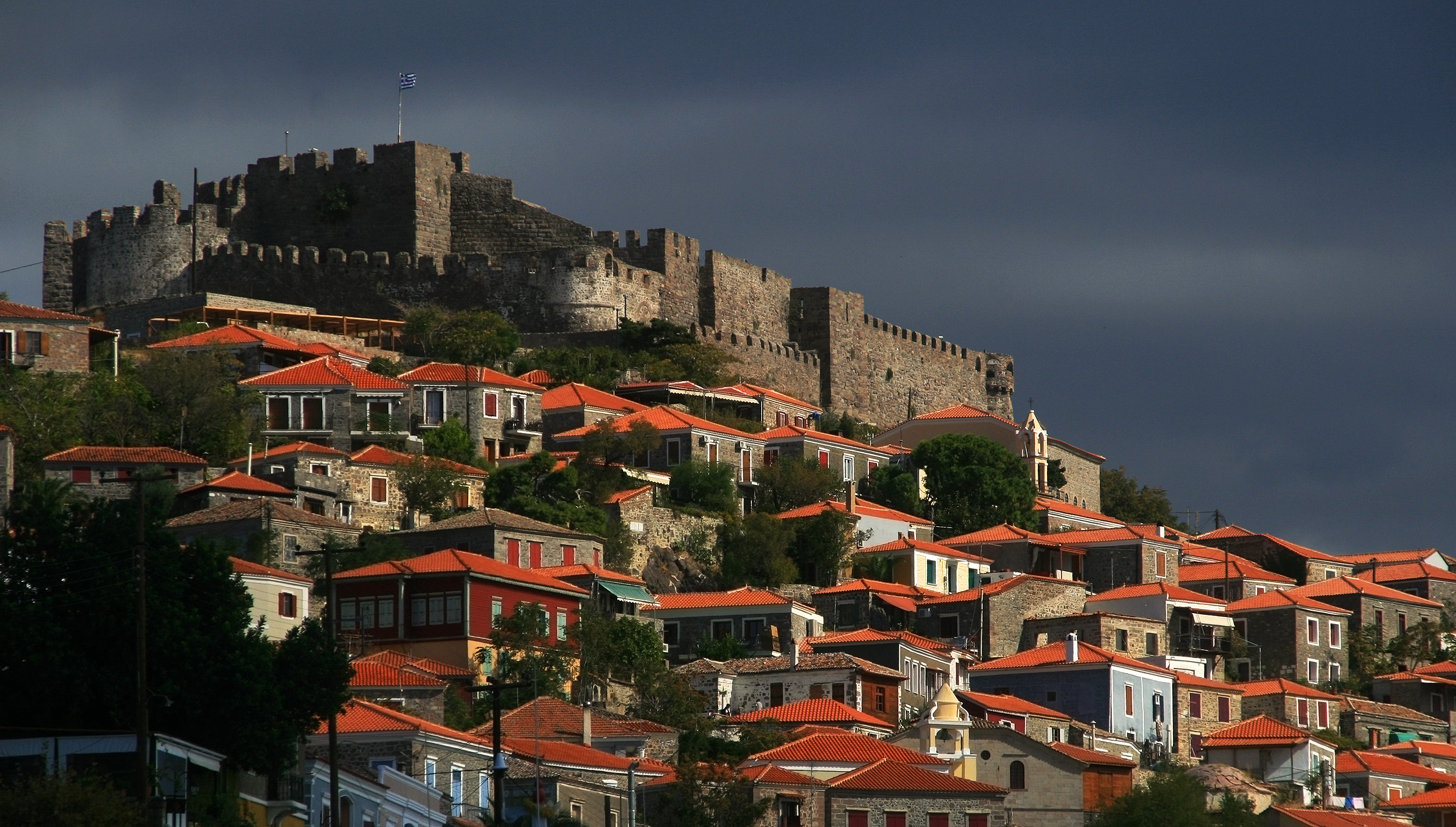 Η συμβολική Μήθυμνα με φόντο το εντυπωσιακό Κάστρο της Μολύβου