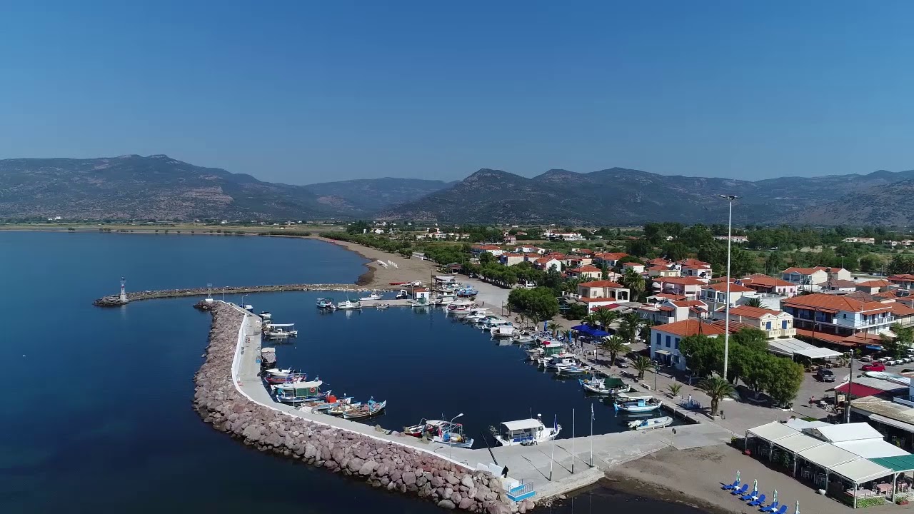 Άποψη της ηλιόλουστης Σκάλας Καλλονής από ψηλά